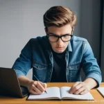 Home 9 정보 계층화 글쓰기의 일반적인 실수 - **Prompt 1: The Perplexed Planner**
"A young adult, male or female, sits at a clean, modern desk...